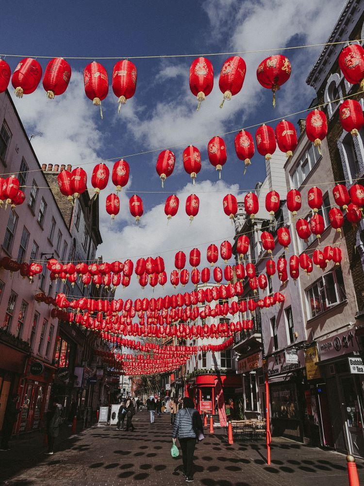 china town londres calle de londres con cosas rojas colgadas 